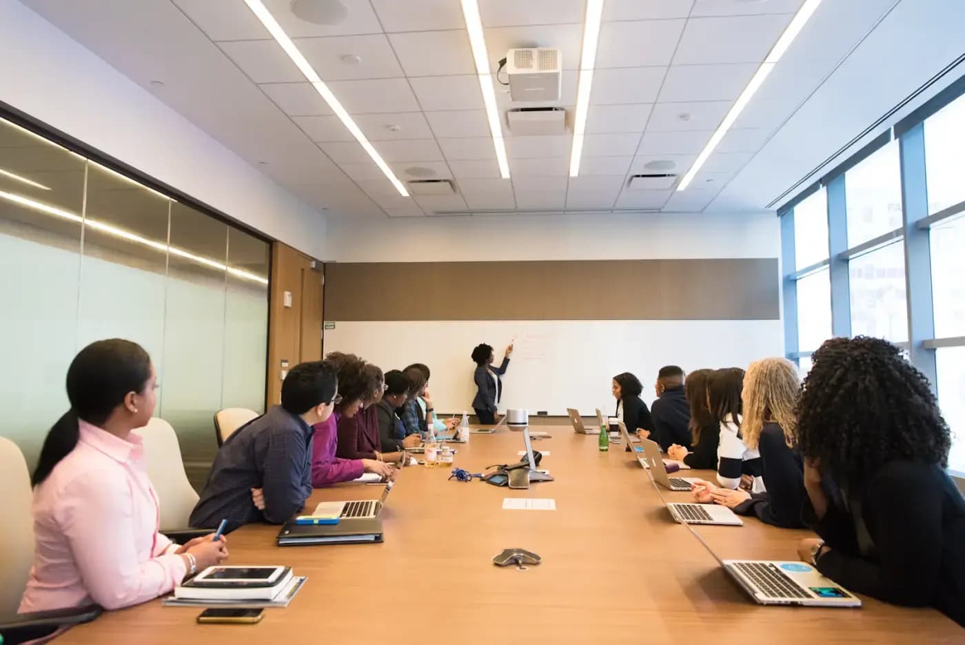 Équipe réunie autour d'une présentation dans une salle de travail